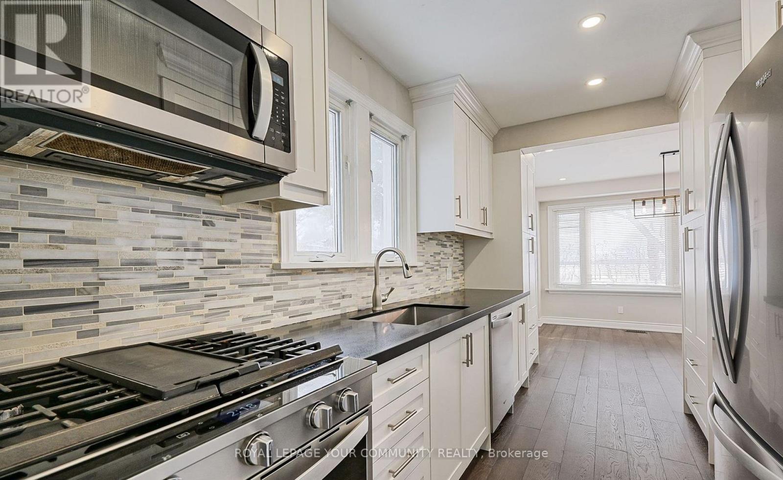 5992 19Th Avenue, Markham, ON - Indoor Photo Showing Kitchen With Upgraded Kitchen