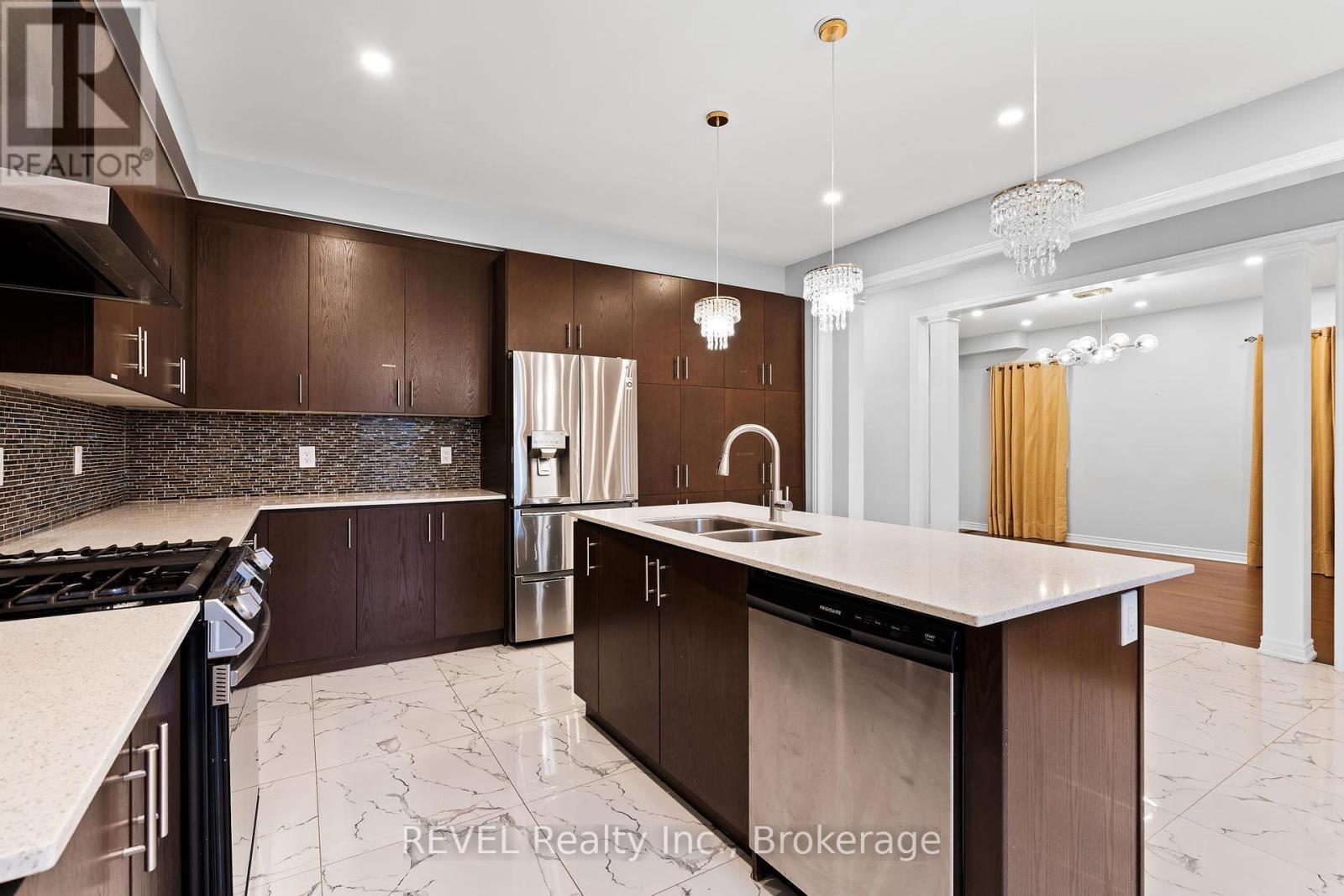 32 Sparkle Drive, Thorold (Rolling Meadows), ON - Indoor Photo Showing Kitchen With Double Sink With Upgraded Kitchen