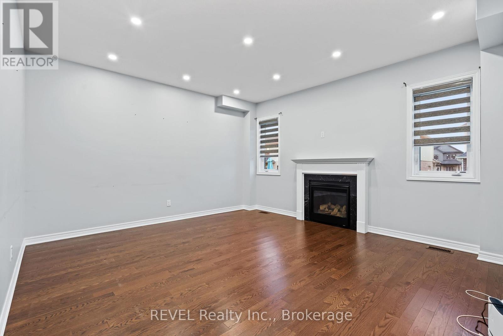 32 Sparkle Drive, Thorold (Rolling Meadows), ON - Indoor With Fireplace