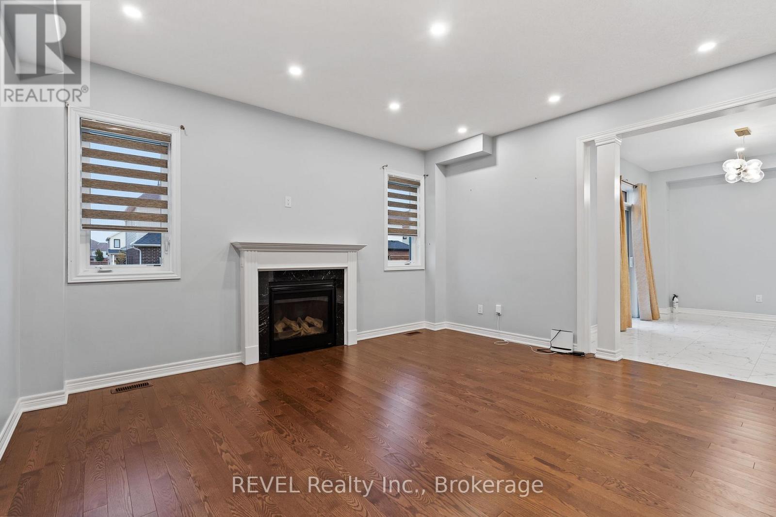 32 Sparkle Drive, Thorold (Rolling Meadows), ON - Indoor With Fireplace