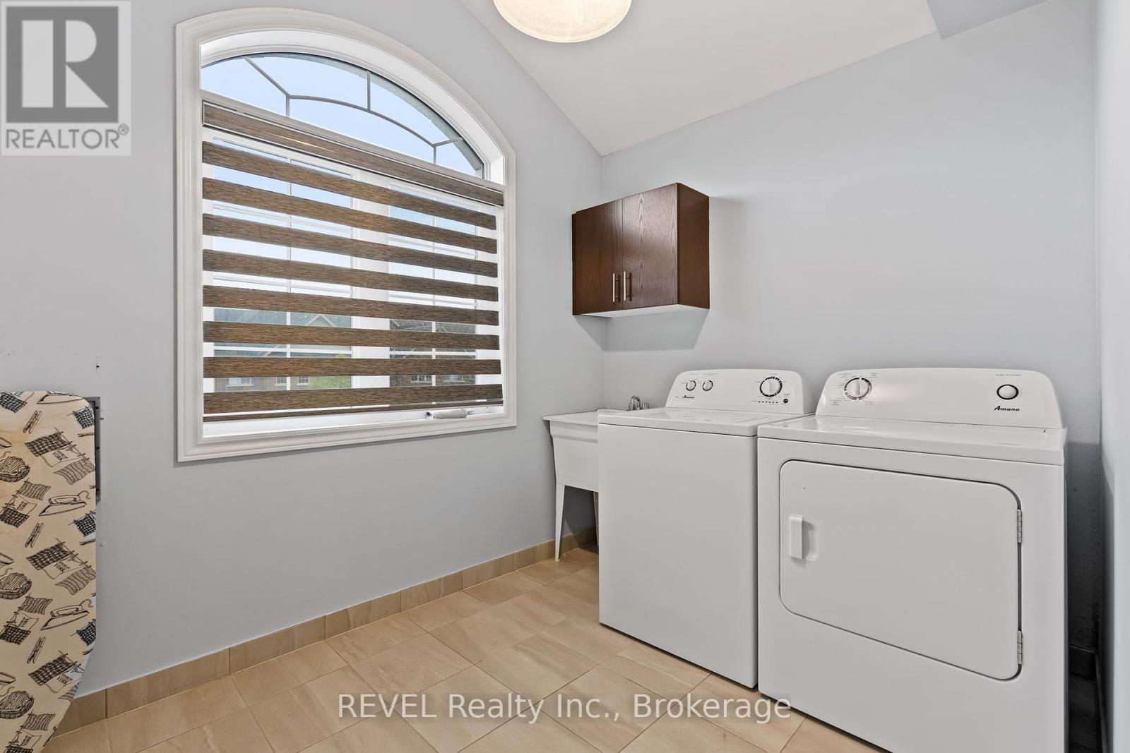32 Sparkle Drive, Thorold (Rolling Meadows), ON - Indoor Photo Showing Laundry Room