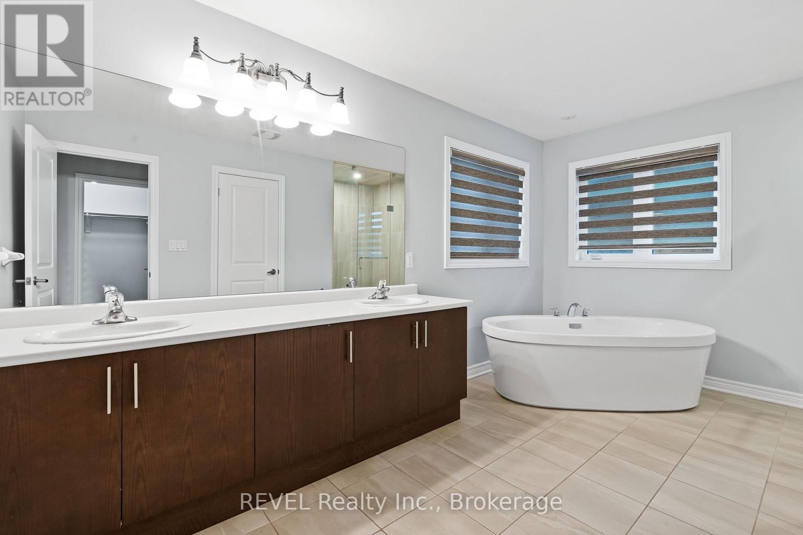 32 Sparkle Drive, Thorold (Rolling Meadows), ON - Indoor Photo Showing Bathroom