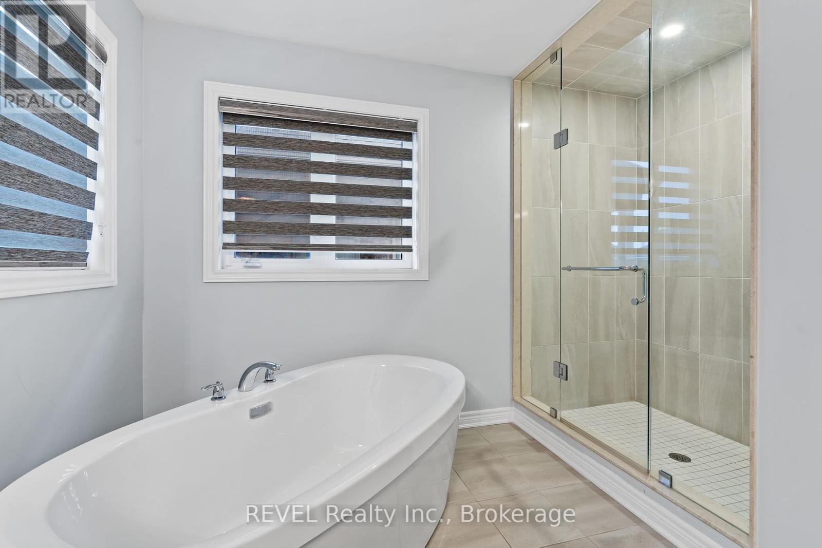 32 Sparkle Drive, Thorold (Rolling Meadows), ON - Indoor Photo Showing Bathroom
