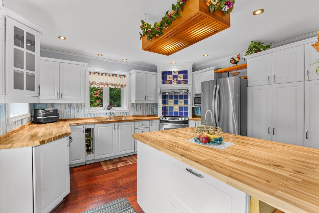 Cuisine - 21 Rue Du Domaine-Dancoste, Sainte-Marguerite-Du-Lac-Masson, QC - Indoor Photo Showing Kitchen With Double Sink
