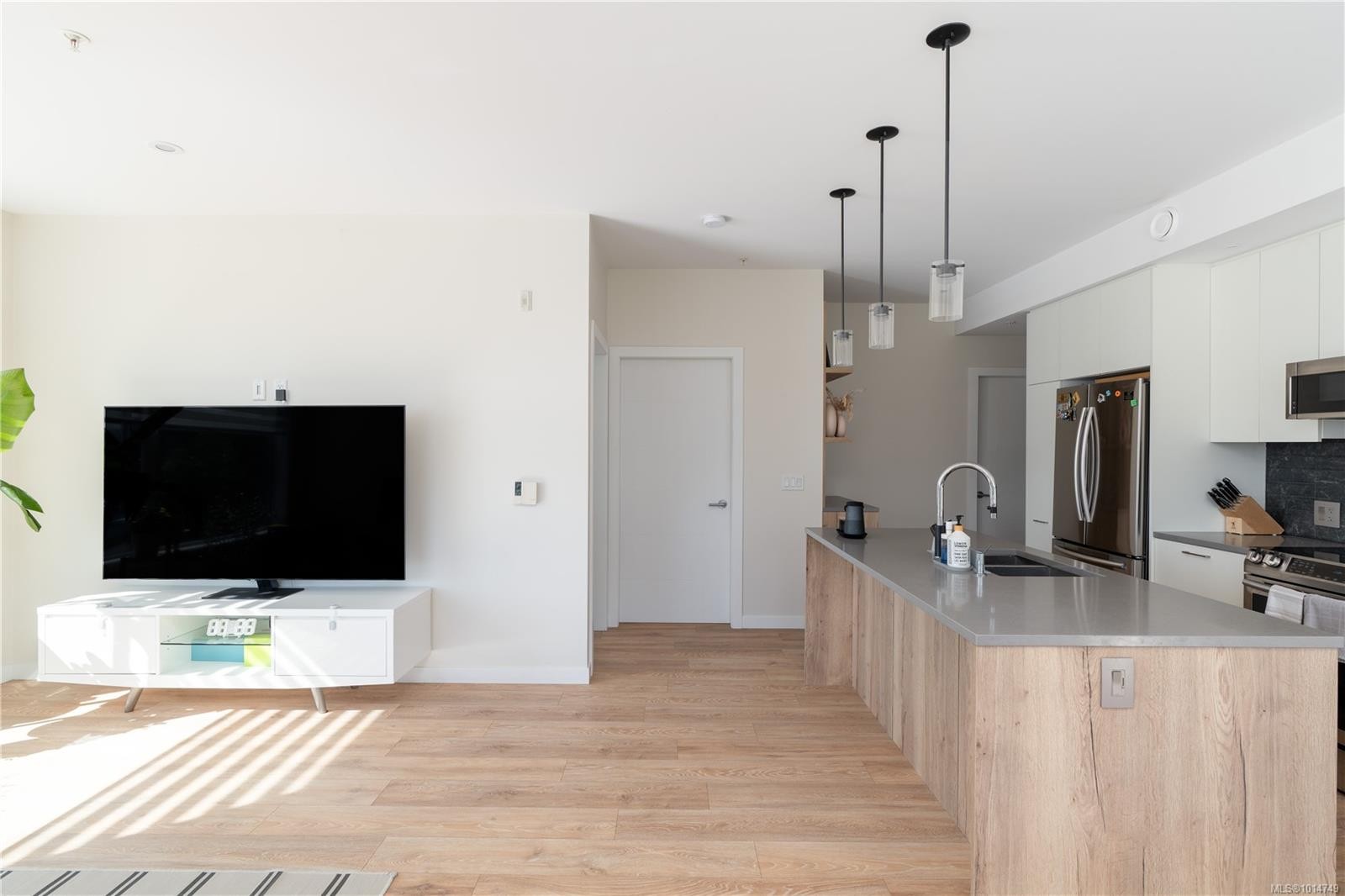 202-1588 North Dairy Rd, Saanich, BC - Indoor Photo Showing Kitchen With Double Sink With Upgraded Kitchen