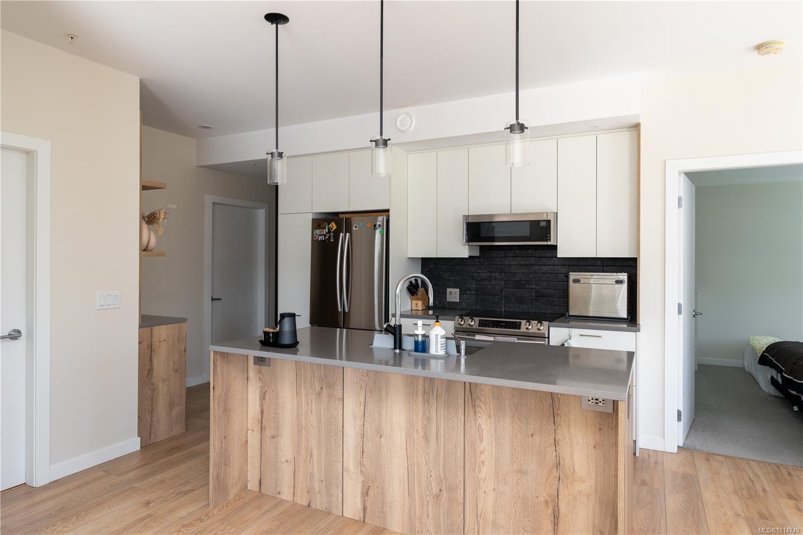202-1588 North Dairy Rd, Saanich, BC - Indoor Photo Showing Kitchen With Upgraded Kitchen