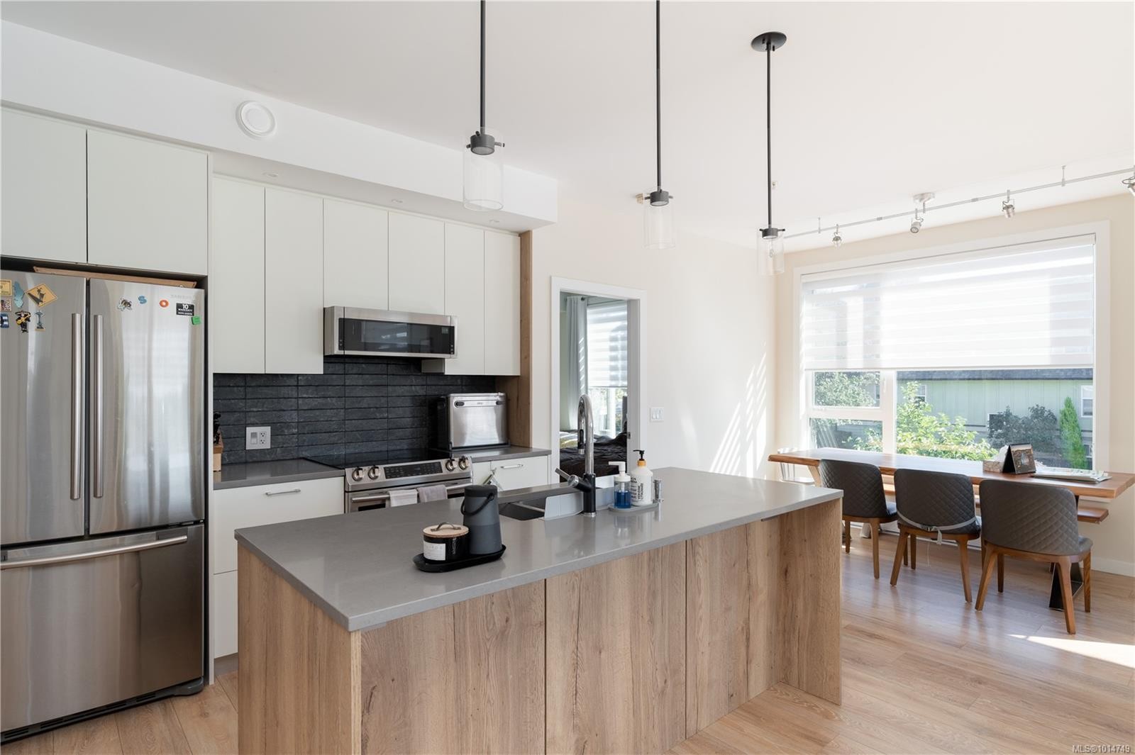 202-1588 North Dairy Rd, Saanich, BC - Indoor Photo Showing Kitchen With Upgraded Kitchen