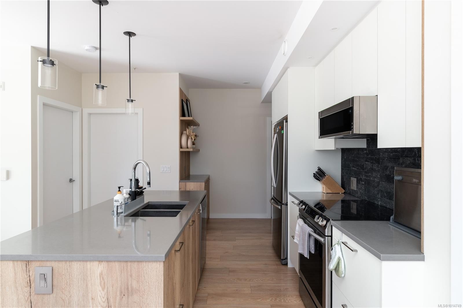 202-1588 North Dairy Rd, Saanich, BC - Indoor Photo Showing Kitchen With Double Sink With Upgraded Kitchen