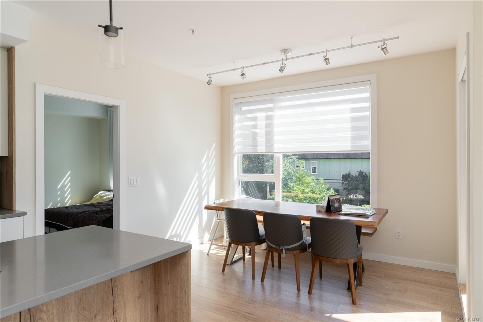 202-1588 North Dairy Rd, Saanich, BC - Indoor Photo Showing Dining Room