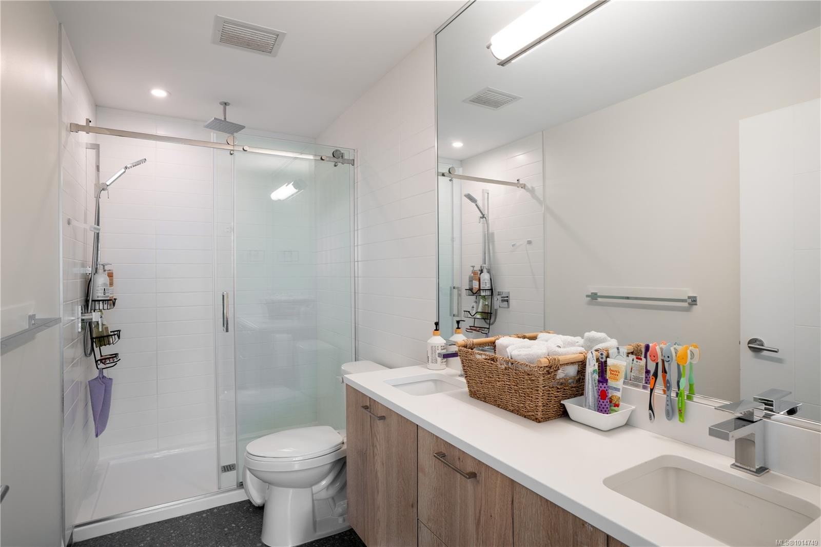 202-1588 North Dairy Rd, Saanich, BC - Indoor Photo Showing Bathroom