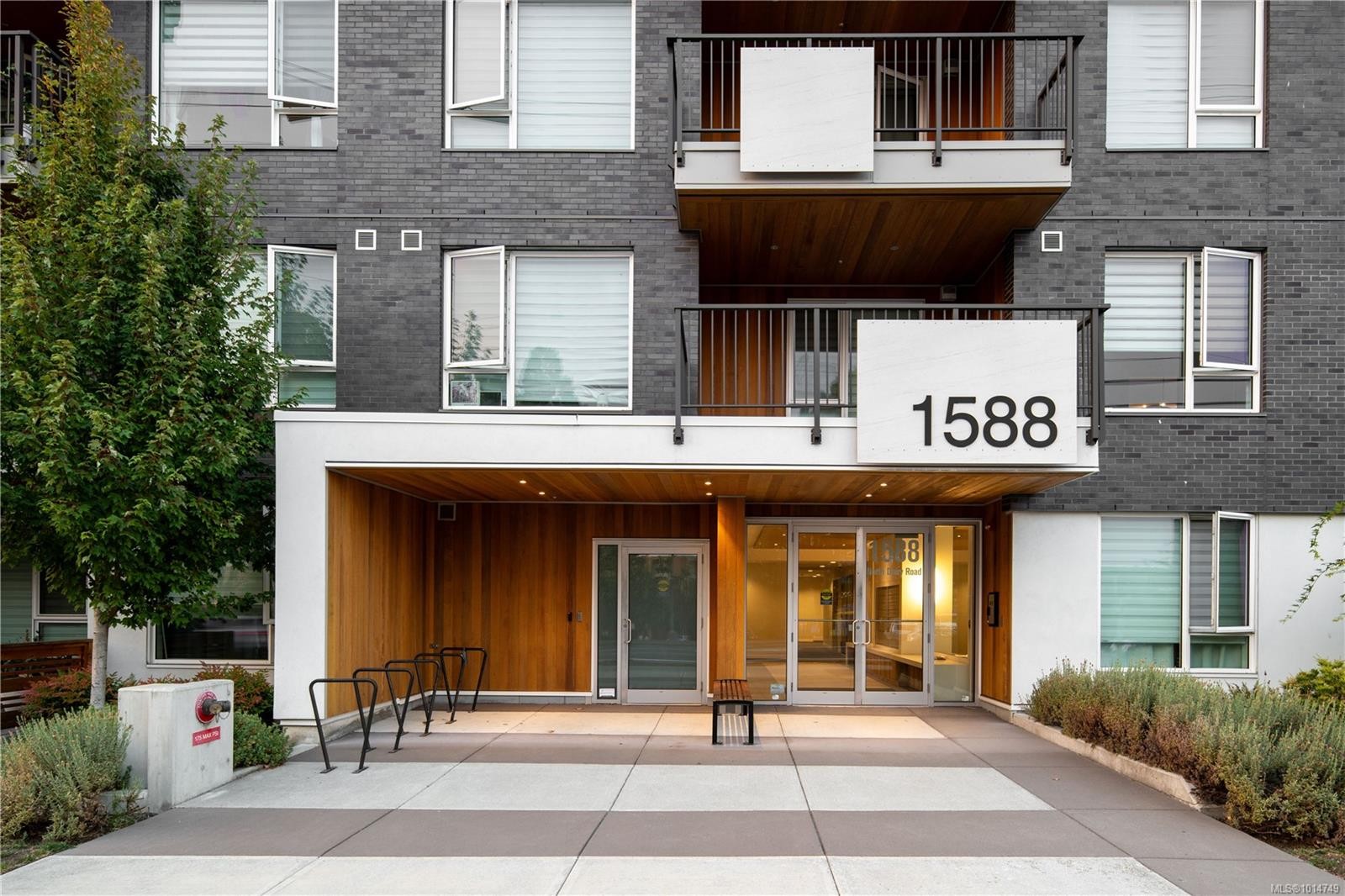 202-1588 North Dairy Rd, Saanich, BC - Outdoor With Balcony