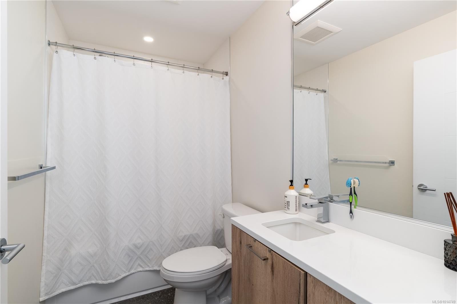 202-1588 North Dairy Rd, Saanich, BC - Indoor Photo Showing Bathroom