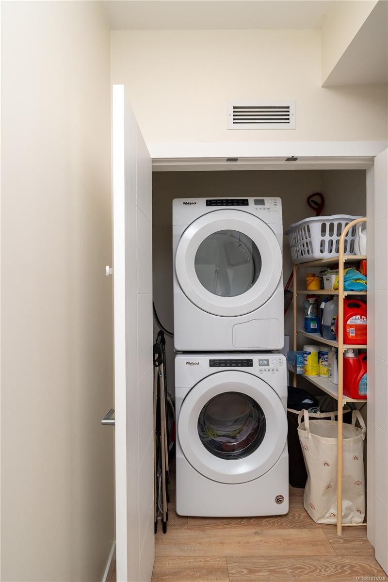 202-1588 North Dairy Rd, Saanich, BC - Indoor Photo Showing Laundry Room