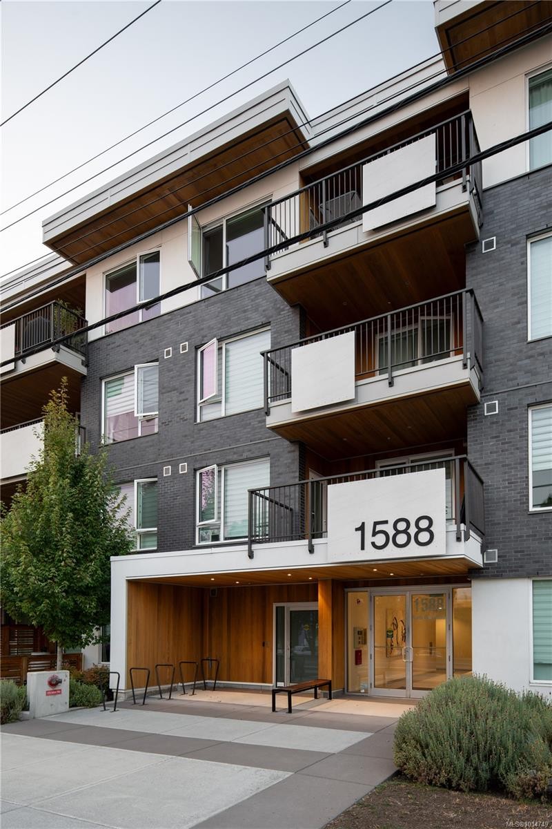 202-1588 North Dairy Rd, Saanich, BC - Outdoor With Balcony