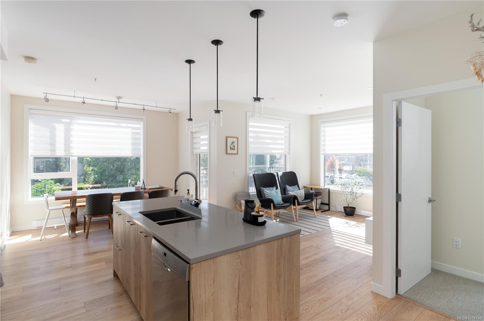 202-1588 North Dairy Rd, Saanich, BC - Indoor Photo Showing Kitchen With Double Sink