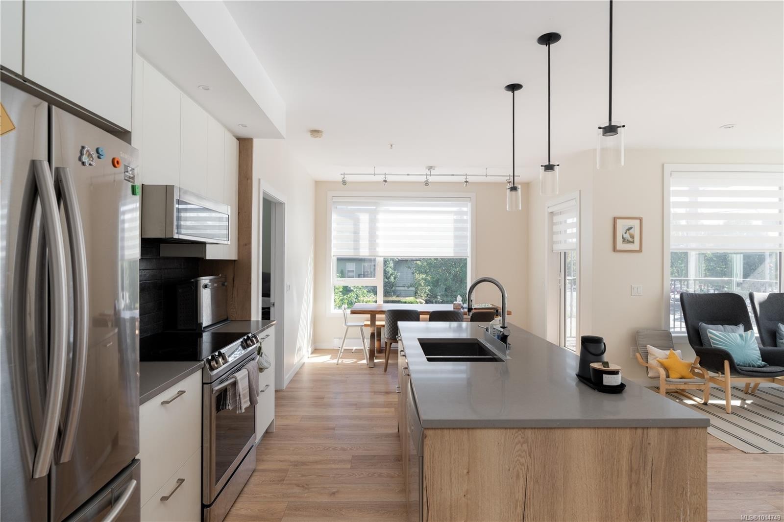 202-1588 North Dairy Rd, Saanich, BC - Indoor Photo Showing Kitchen With Double Sink With Upgraded Kitchen