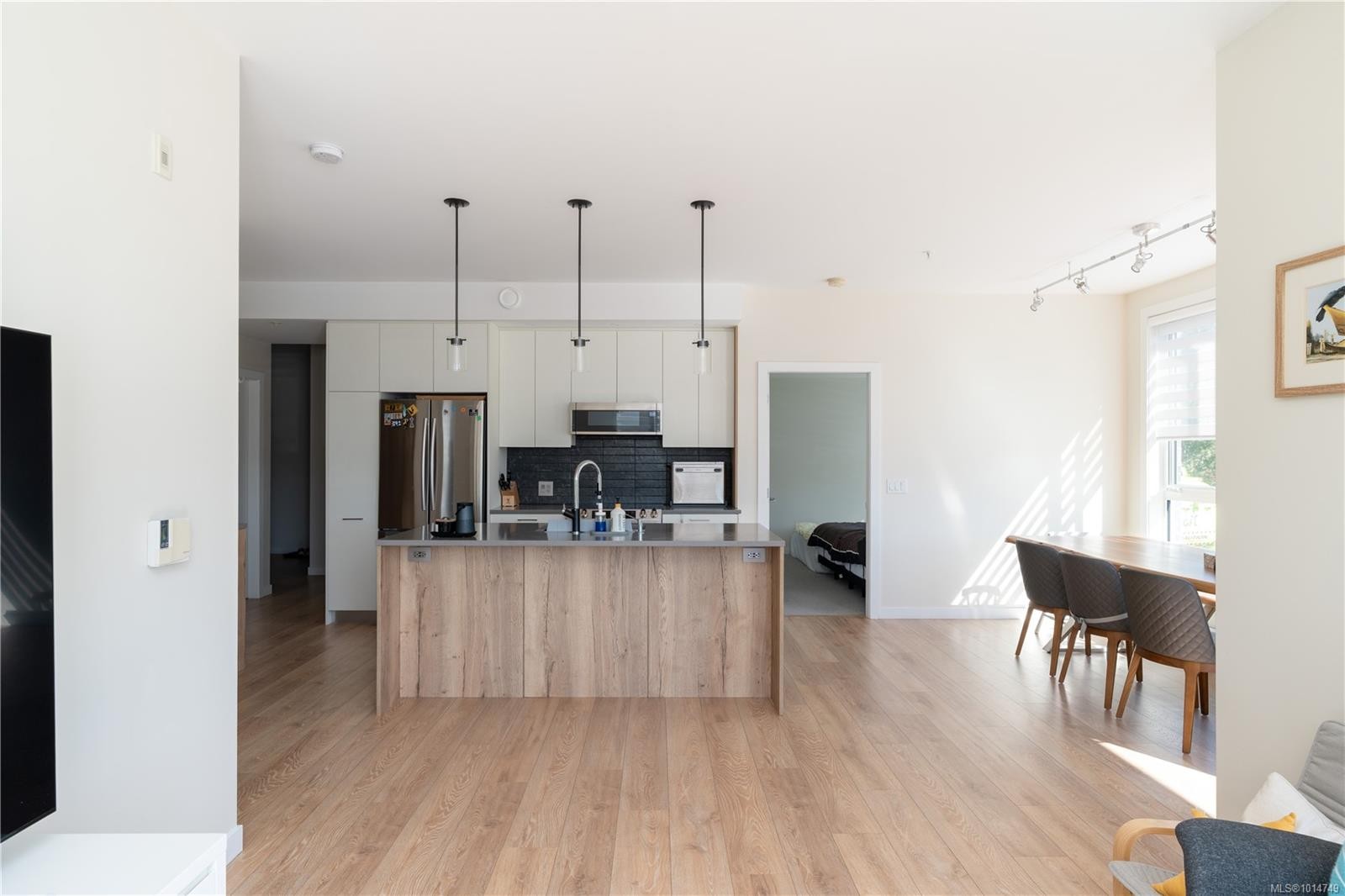 202-1588 North Dairy Rd, Saanich, BC - Indoor Photo Showing Kitchen