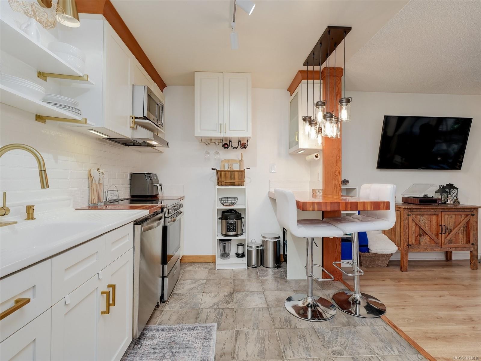 2-1956 Glenidle Rd, Sooke, BC - Indoor Photo Showing Kitchen