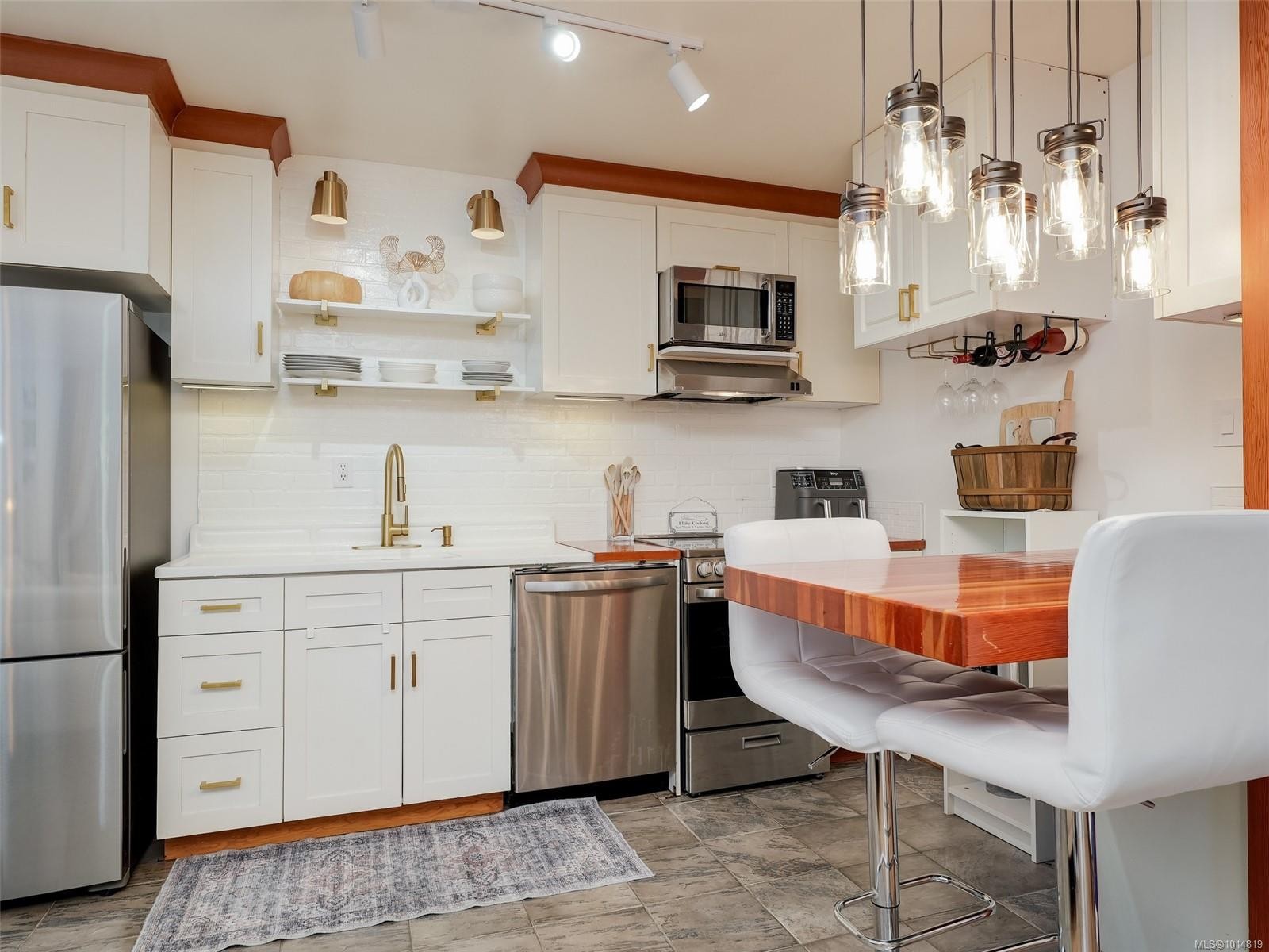 2-1956 Glenidle Rd, Sooke, BC - Indoor Photo Showing Kitchen With Upgraded Kitchen