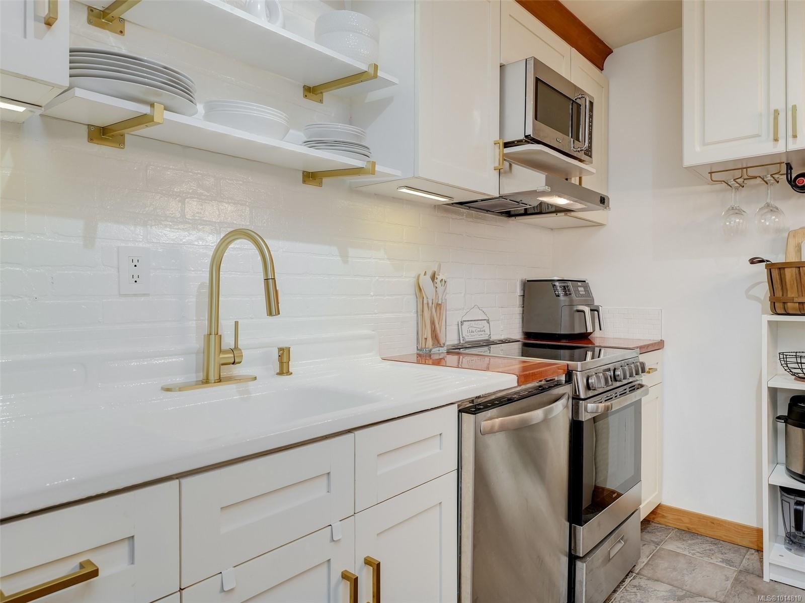 2-1956 Glenidle Rd, Sooke, BC - Indoor Photo Showing Kitchen With Upgraded Kitchen