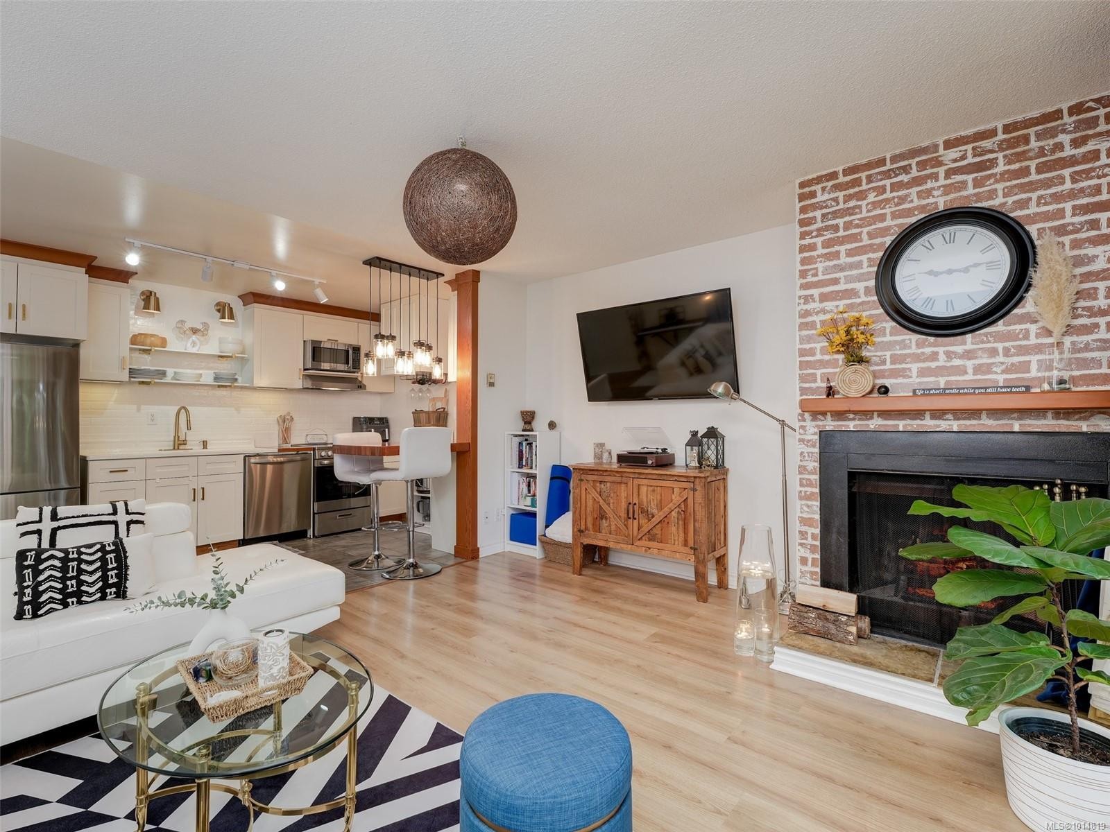 2-1956 Glenidle Rd, Sooke, BC - Indoor Photo Showing Living Room With Fireplace