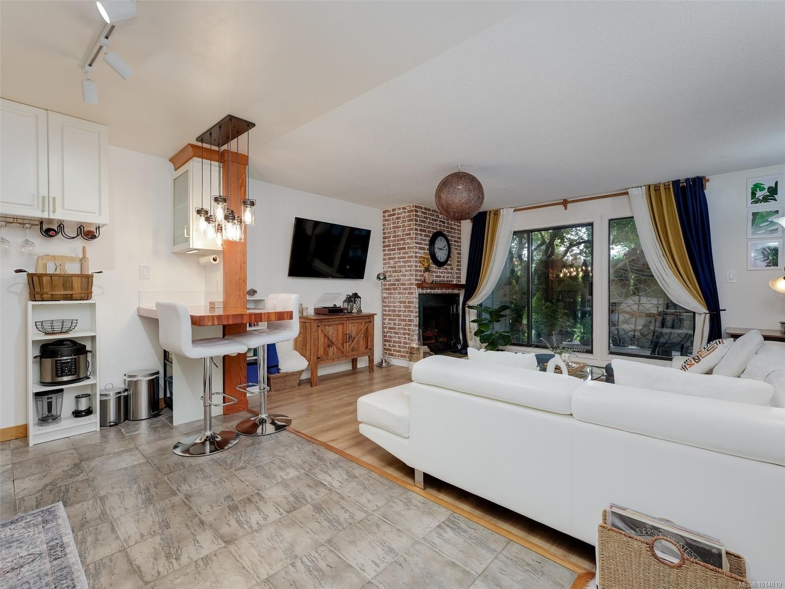 2-1956 Glenidle Rd, Sooke, BC - Indoor Photo Showing Living Room With Fireplace