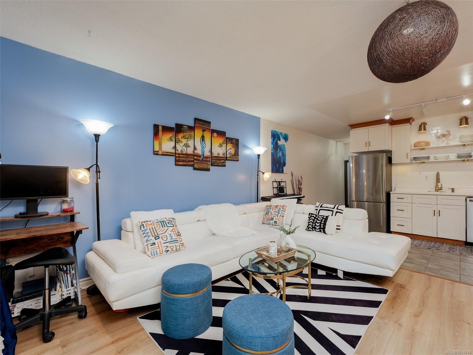 2-1956 Glenidle Rd, Sooke, BC - Indoor Photo Showing Living Room