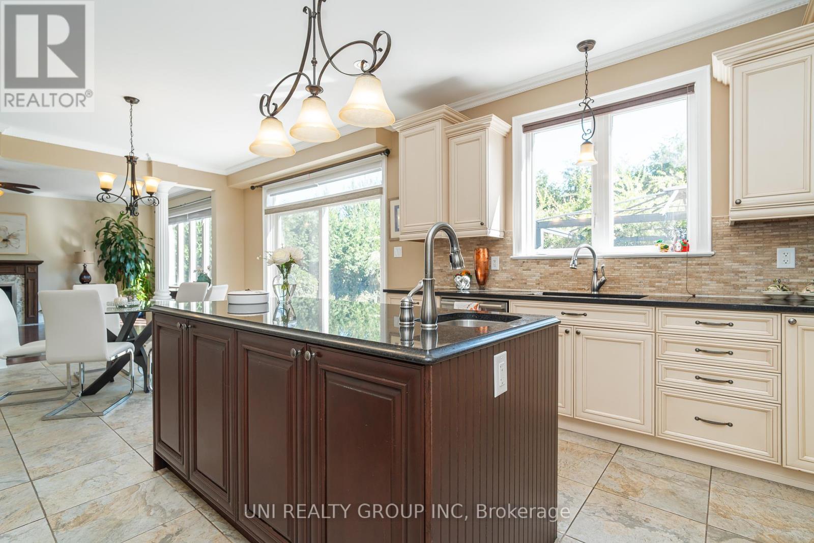 454 Cavesson Street, Ottawa, ON - Indoor Photo Showing Kitchen With Upgraded Kitchen