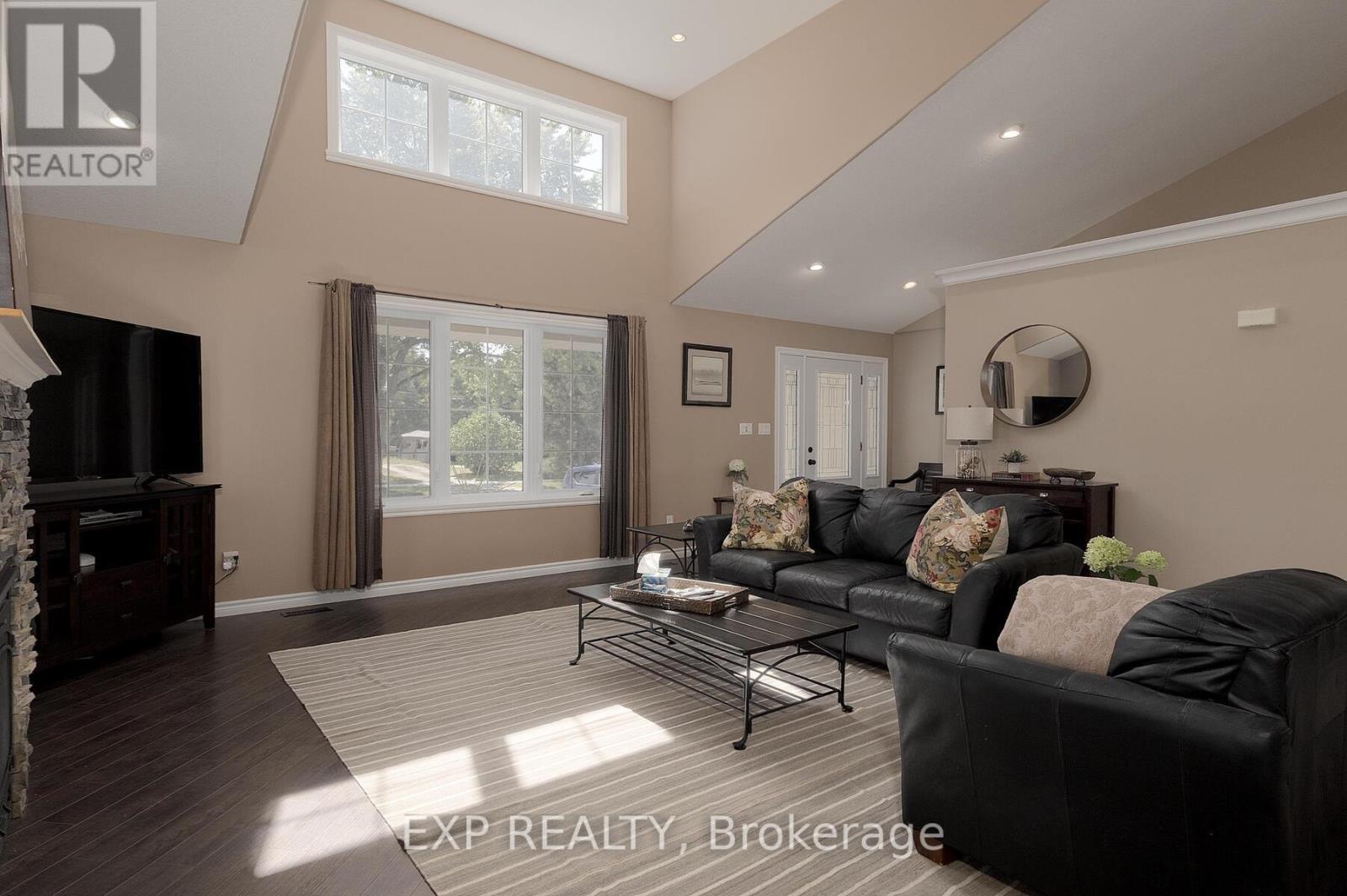 38 Fulton Street, Bayham (Vienna), ON - Indoor Photo Showing Living Room