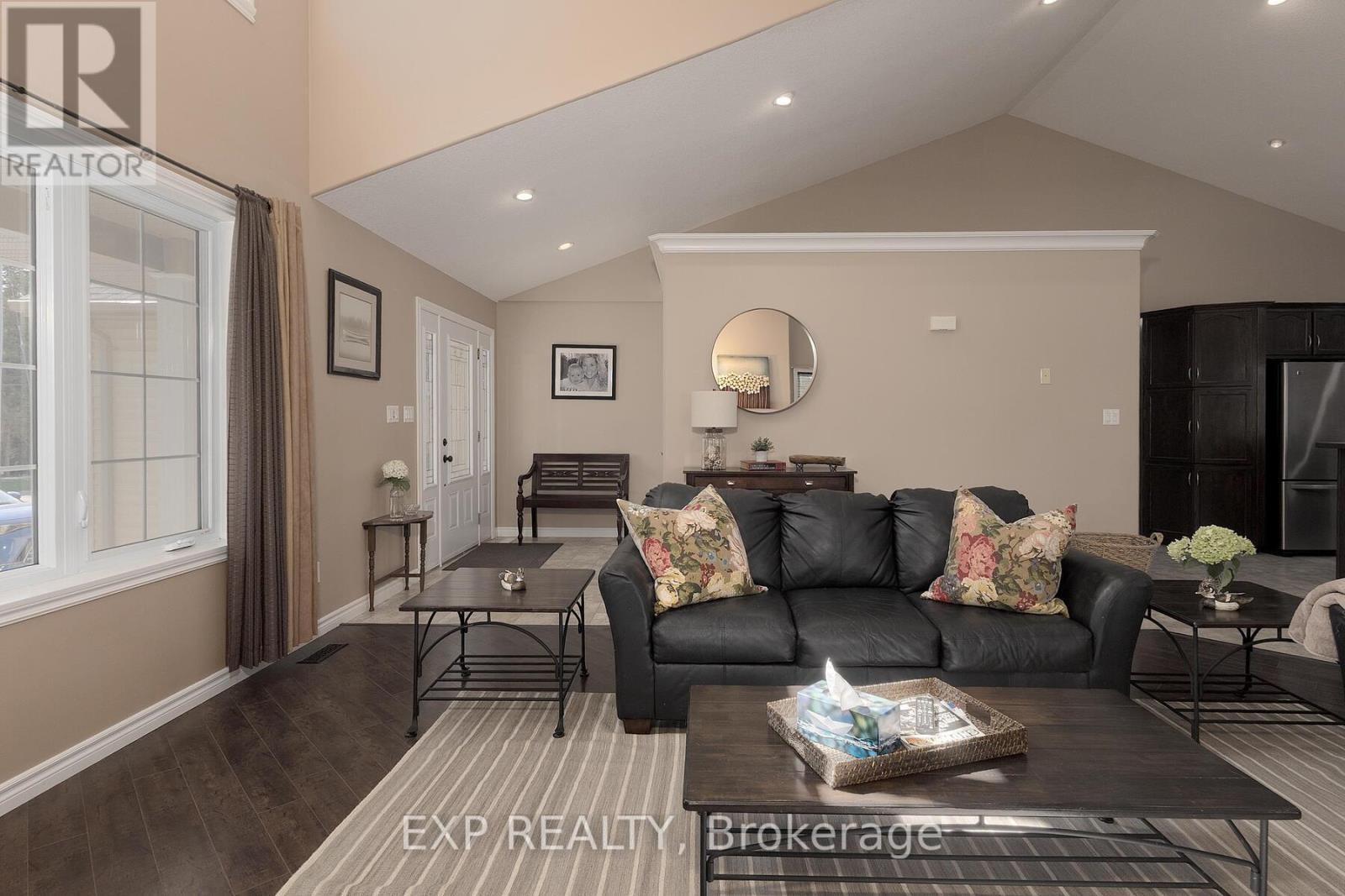 38 Fulton Street, Bayham (Vienna), ON - Indoor Photo Showing Living Room