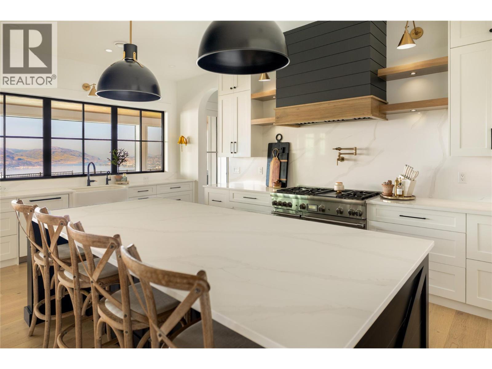 5635 Upper Mission Court, Kelowna, BC - Indoor Photo Showing Kitchen With Upgraded Kitchen