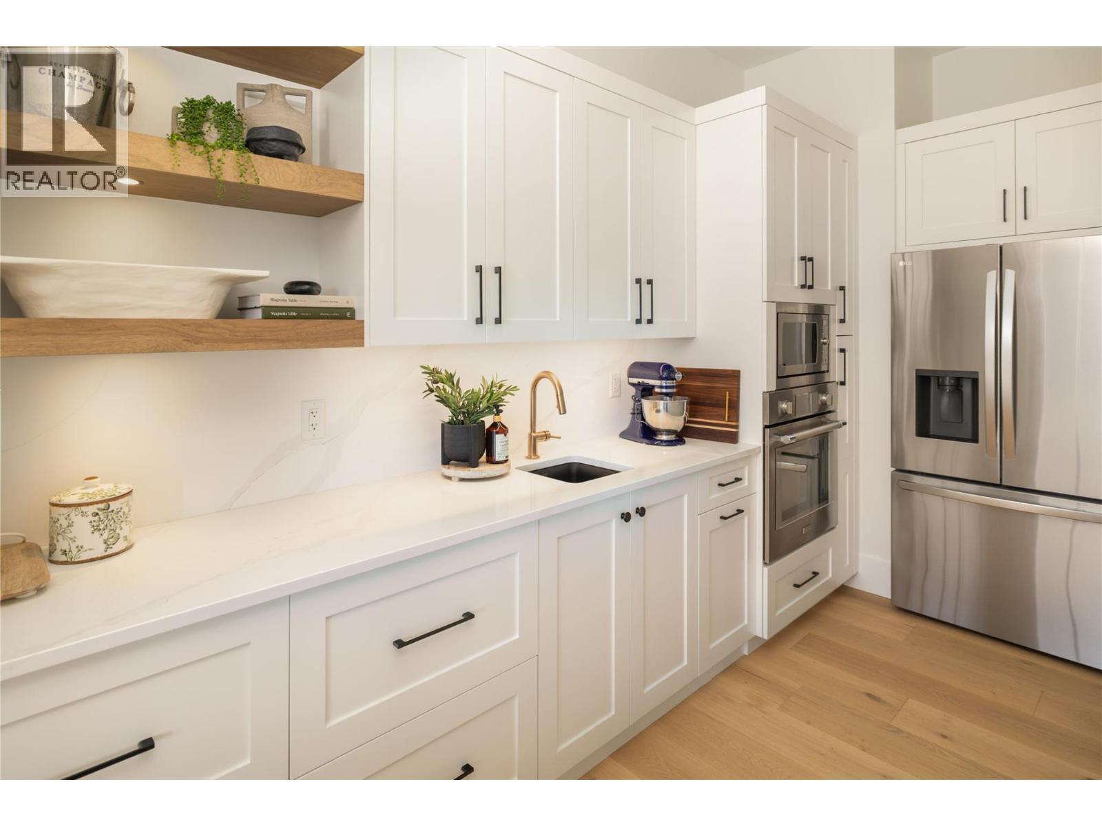5635 Upper Mission Court, Kelowna, BC - Indoor Photo Showing Kitchen