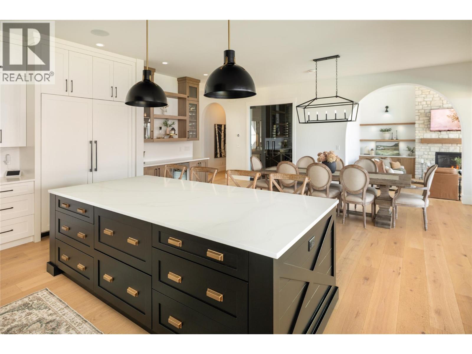 5635 Upper Mission Court, Kelowna, BC - Indoor Photo Showing Kitchen With Upgraded Kitchen