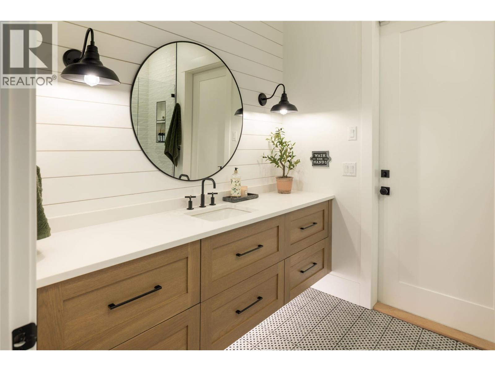 5635 Upper Mission Court, Kelowna, BC - Indoor Photo Showing Bathroom