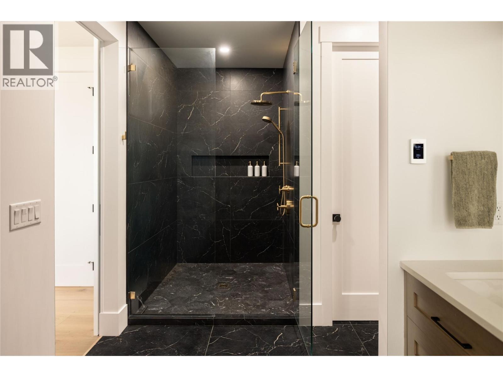 5635 Upper Mission Court, Kelowna, BC - Indoor