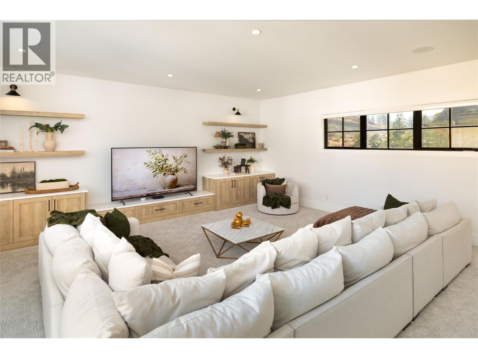 5635 Upper Mission Court, Kelowna, BC - Indoor Photo Showing Living Room