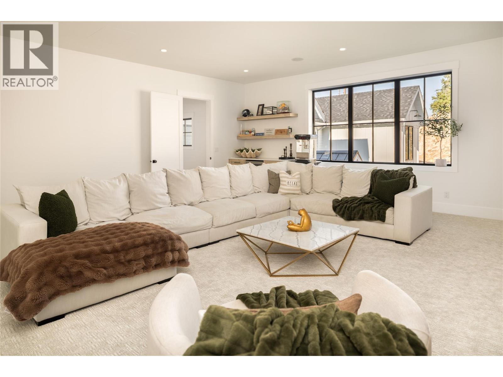 5635 Upper Mission Court, Kelowna, BC - Indoor Photo Showing Living Room