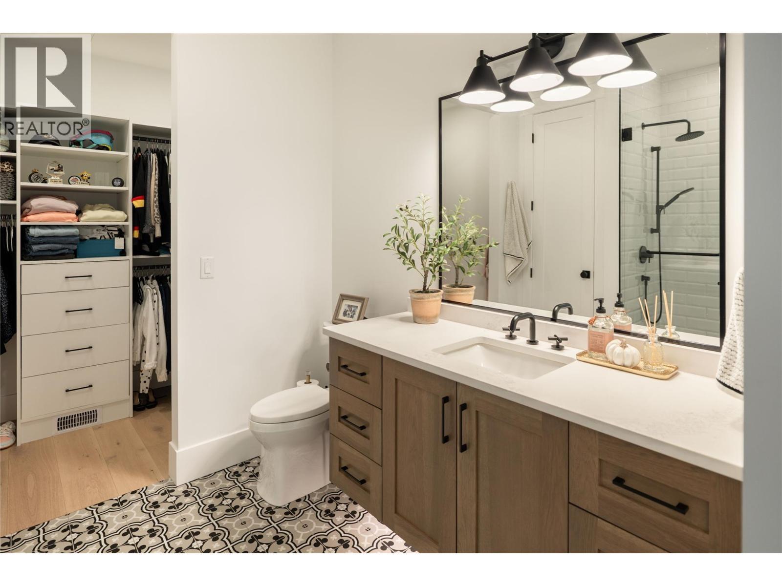 5635 Upper Mission Court, Kelowna, BC - Indoor Photo Showing Bathroom