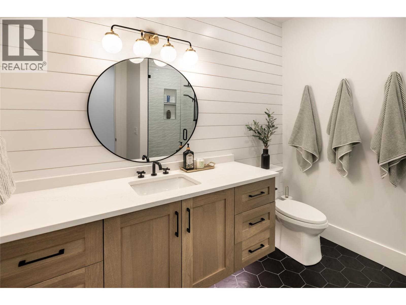 5635 Upper Mission Court, Kelowna, BC - Indoor Photo Showing Bathroom