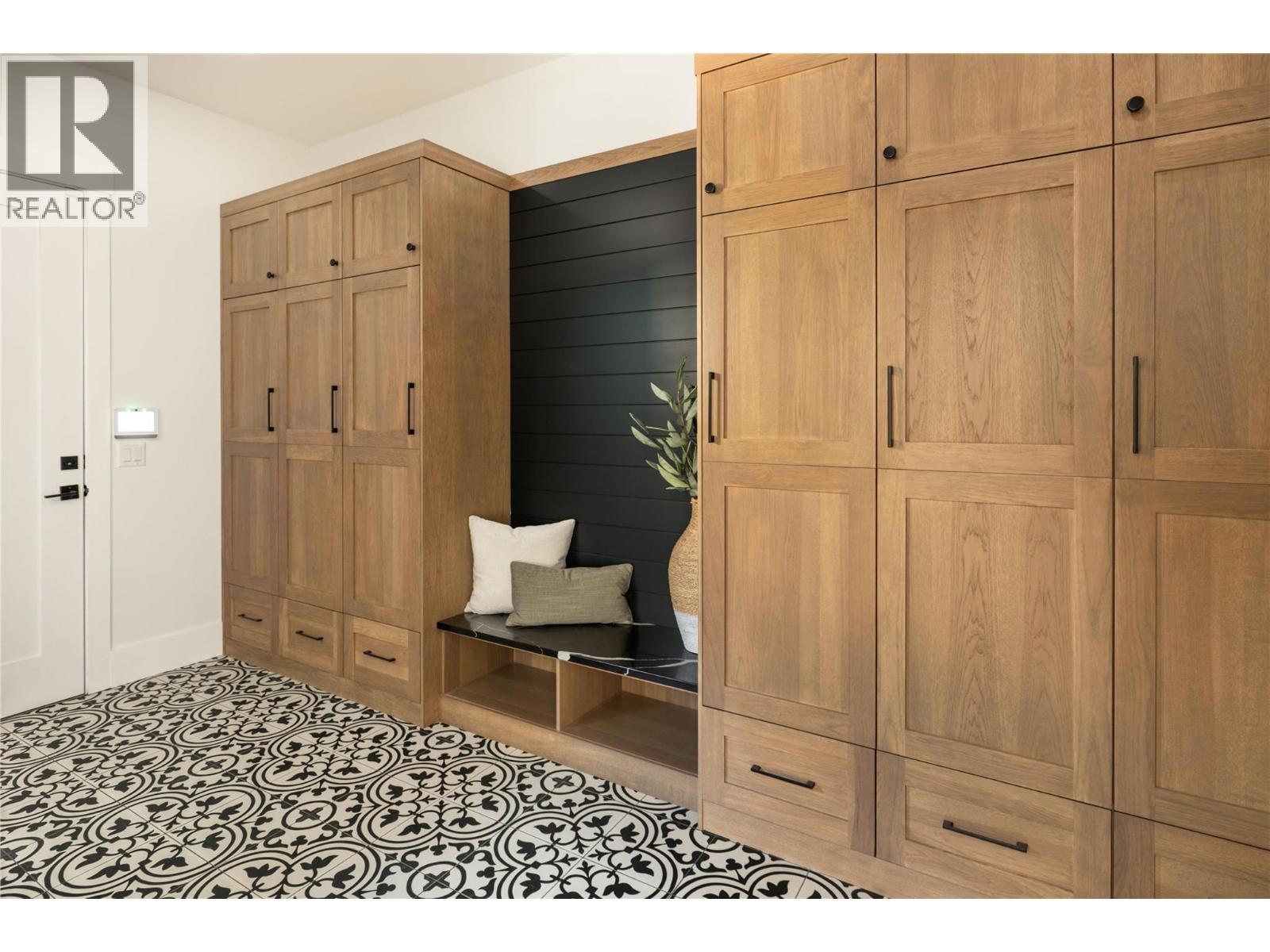 5635 Upper Mission Court, Kelowna, BC - Indoor