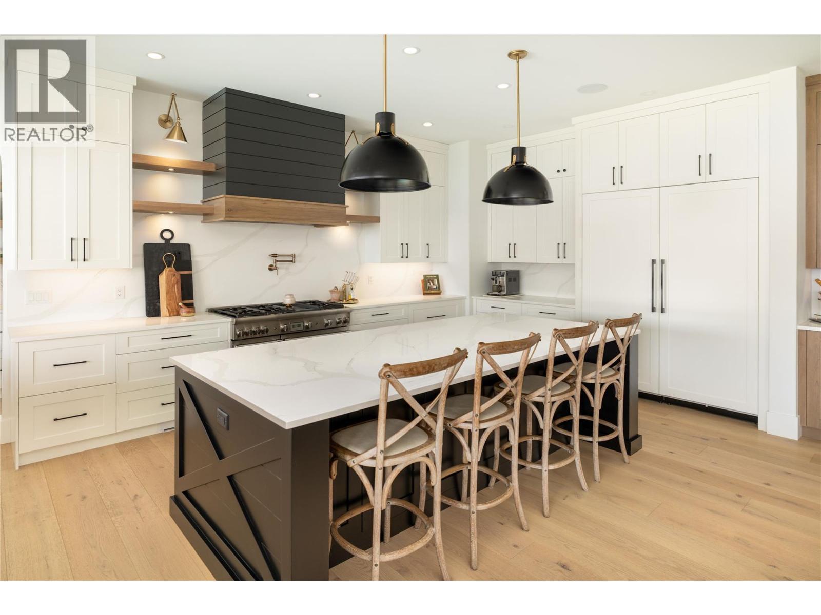 5635 Upper Mission Court, Kelowna, BC - Indoor Photo Showing Kitchen With Upgraded Kitchen