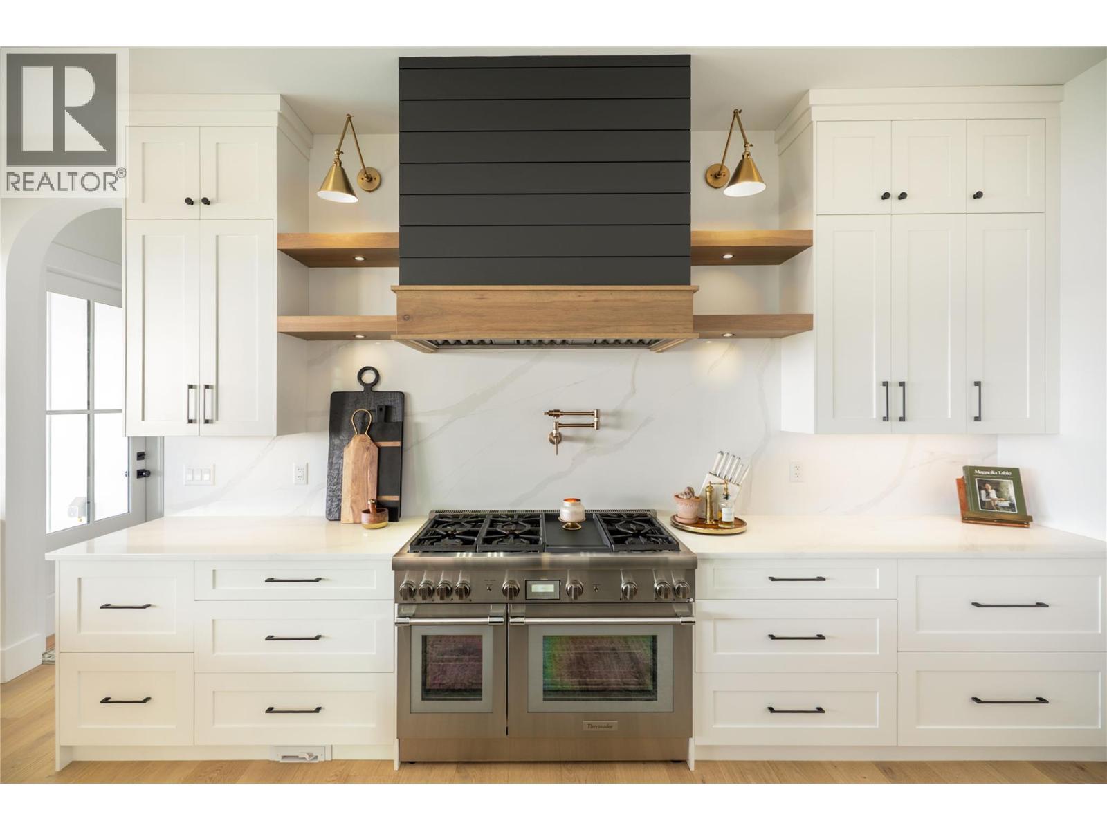 5635 Upper Mission Court, Kelowna, BC - Indoor Photo Showing Kitchen With Upgraded Kitchen