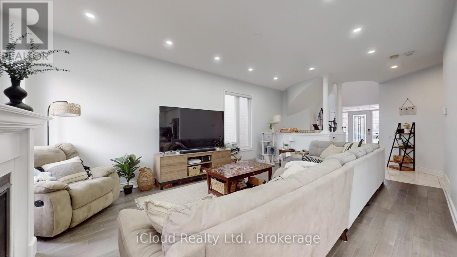 62 Heritage Street, Bradford West Gwillimbury, ON - Indoor Photo Showing Living Room