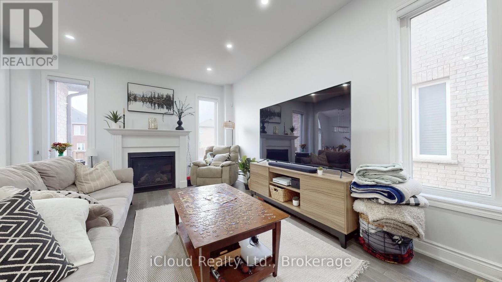 62 Heritage Street, Bradford West Gwillimbury, ON - Indoor Photo Showing Living Room With Fireplace