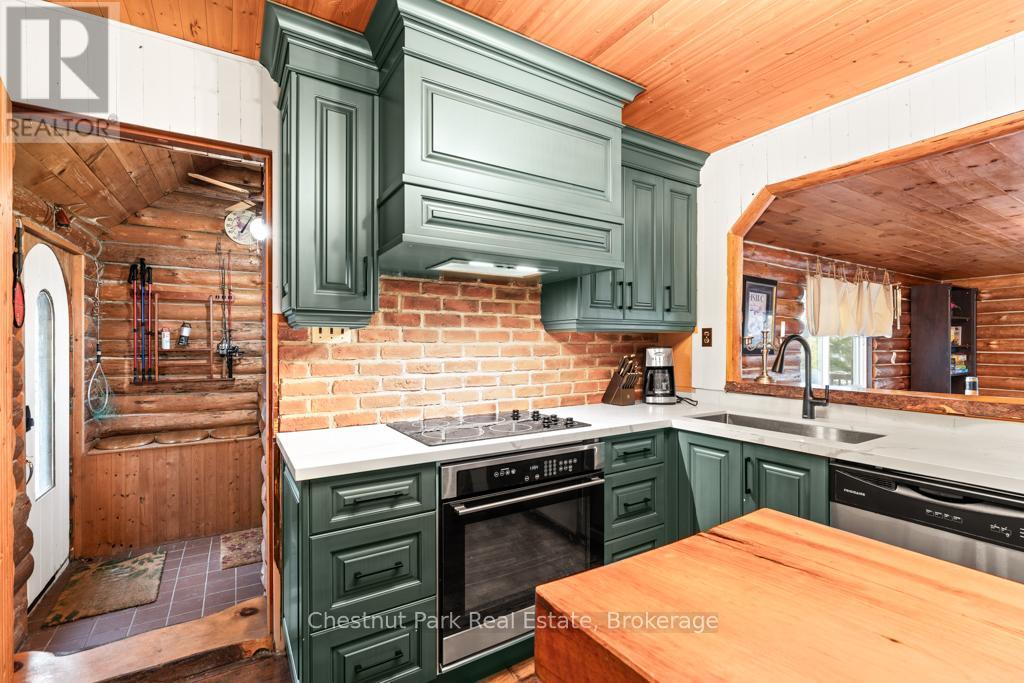893 Relative Road, Armour, ON - Indoor Photo Showing Kitchen With Upgraded Kitchen