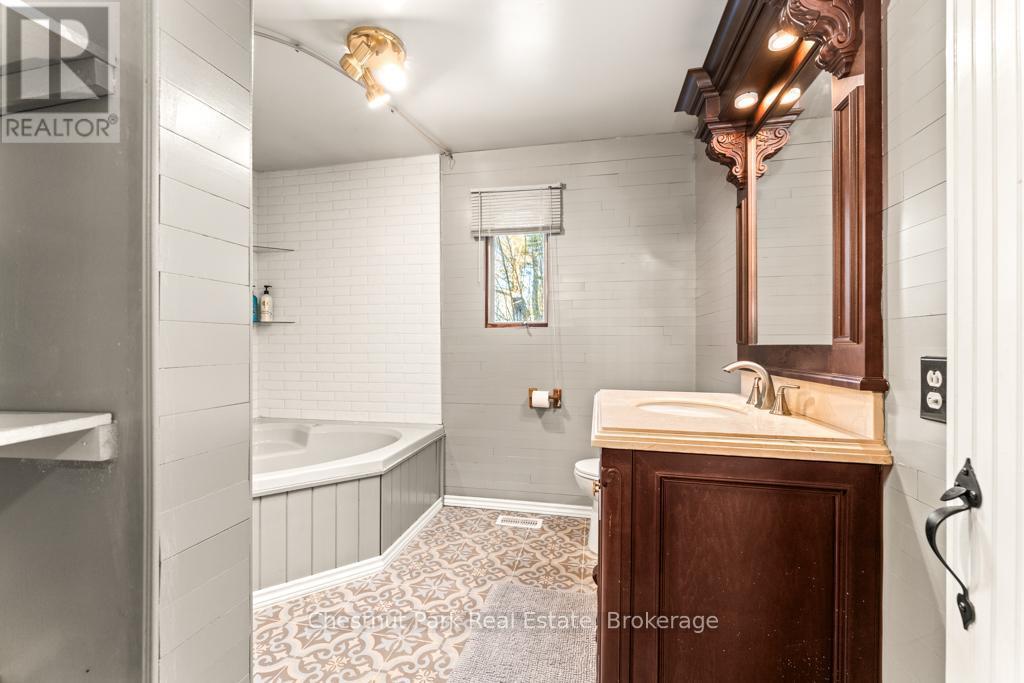 893 Relative Road, Armour, ON - Indoor Photo Showing Bathroom