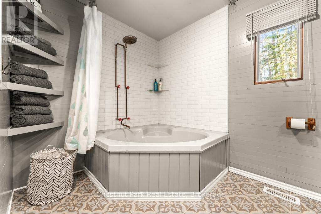 893 Relative Road, Armour, ON - Indoor Photo Showing Bathroom