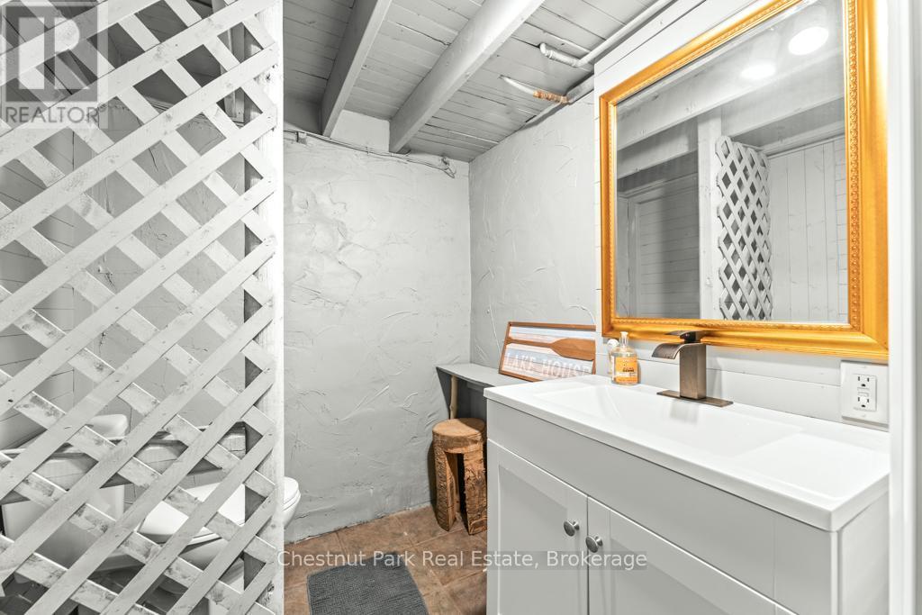 893 Relative Road, Armour, ON - Indoor Photo Showing Bathroom