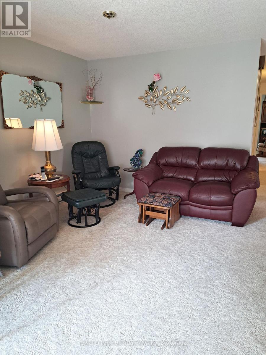 11-2 Stewart Street, Strathroy-Caradoc (Se), ON - Indoor Photo Showing Living Room