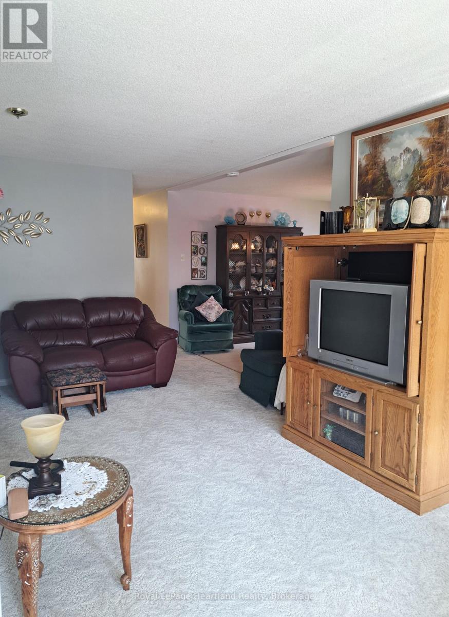 11-2 Stewart Street, Strathroy-Caradoc (Se), ON - Indoor Photo Showing Living Room
